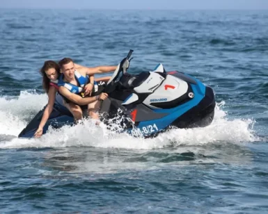 Dos personas en la Moto de agua en Marbella se deslizan por el océano, cortando el agua y creando salpicaduras blancas. - ForTwo - Planes para parejas