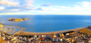 Con un paisaje urbano costero con playas de arena, un océano azul y lejanas islas rocosas como telón de fondo, fondee su Noche Romántica en Yate de Lujo en Girona bajo un cielo parcialmente nublado para vivir una experiencia inolvidable. - ForTwo - Planes para parejas