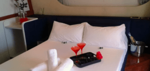 Disfrute de una Noche Romántica en un Yate de Lujo en Girona, rodeado de flores frescas y toallas de felpa, con sábanas blancas impecables en una habitación de lujo. Disfrute de dos cócteles tintos y champán frío en un yate privado para una escapada perfecta a la impresionante costa gerundense. - ForTwo - Planes para parejas