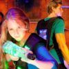 En el vibrante entorno de Alfafar, dos jugadores de laser tag se preparan, apuntando con sus pistolas Oferta: 2 partidas de Laser Tag en Alfafar entre luces de neón, listos para emocionantes partidas. - ForTwo - Planes para parejas