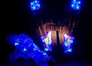 El set "Oferta: 2 partidas de Laser Tag en Alfafar", compuesto por chaleco y pistola iluminados con luces azules, crea una atmósfera electrizante perfecta para jugar en Alfafar. - ForTwo - Planes para parejas