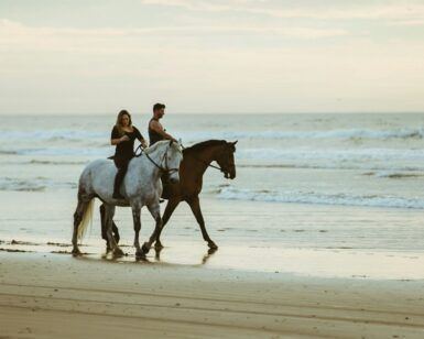 Dos personas disfrutan de un "Paseo a caballo por la playa de Xeraco", cabalgando por la tranquila playa al atardecer con relajantes olas de fondo. - ForTwo - Planes para parejas