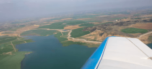 Experimente la impresionante vista aérea de campos y caminos sinuosos cerca de una gran masa de agua con "Piloto por un día en Atarfe", donde podrá volar sobre paisajes pintorescos similares a los cercanos a Atarfe. - ForTwo - Planes para parejas