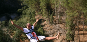 Experimentando la emoción de Puenting en el río Genil, se elevaron por los aires con una cuerda elástica sobre un frondoso bosque, con los brazos y las piernas bien abiertos y una euforia pura en el rostro. - ForTwo - Planes para parejas