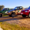 Tres mini camionetas Ruta en 4x4 por Sierra Morena con diseños coloridos con temática de camuflaje están estacionadas en un camino de tierra, mostrando la belleza agreste del entorno escénico al aire libre de Sierra Morena. - ForTwo - Planes para parejas