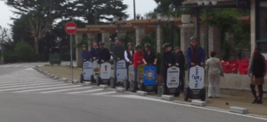 La gente que recorre la "Ruta en Segway por el Monte del Castro" se desliza suavemente por la acera, rodeada de frondosos árboles y con la encantadora pérgola del Monte del Castro al fondo. - ForTwo - Planes para parejas