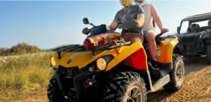 Dos aventureros recorren una Ruta en quad por la Sierra de Irta por un accidentado camino de tierra, mientras otro vehículo sigue su rastro aventurero en medio de un paisaje impresionante. - ForTwo - Planes para parejas