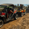 Los motociclistas con cascos navegan con destreza por el impresionante paisaje de la Sierra de Irta, recorriendo una ruta de arena en la costa durante la "Ruta en quad por la Sierra de Irta". - ForTwo - Planes para parejas