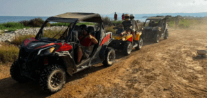 Los motociclistas con cascos navegan con destreza por el impresionante paisaje de la Sierra de Irta, recorriendo una ruta de arena en la costa durante la "Ruta en quad por la Sierra de Irta". - ForTwo - Planes para parejas