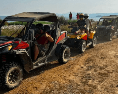 Los motociclistas con cascos navegan con destreza por el impresionante paisaje de la Sierra de Irta, recorriendo una ruta de arena en la costa durante la "Ruta en quad por la Sierra de Irta". - ForTwo - Planes para parejas