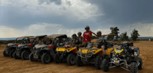 Aventureros en vehículos todoterreno y buggies hacen una pausa en un camino de tierra bajo un cielo nublado durante su emocionante "Ruta en quad por la Sierra de Irta". - ForTwo - Planes para parejas