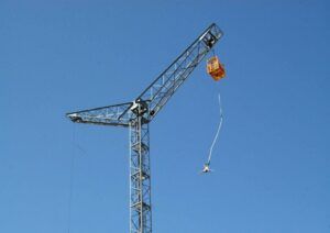 Experimente la adrenalina del salto en bungee desde una imponente grúa bajo un cielo azul claro con el Salto Bungee Tándem en Lloret de Mar, donde la emoción se une a la impresionante belleza costera. - ForTwo - Planes para parejas