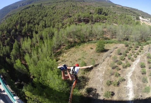 Experimenta una descarga de adrenalina sobre el exuberante paisaje de Valencia con el "Salto de puente en Valencia con vídeo: ¡vive la adrenalina en pareja!" rodeado de bosques y cielos despejados. - ForTwo - Planes para parejas