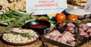 El Taller de Paella Full Experience en Villa Indiano ofrece una deliciosa variedad de verduras frescas, carnes suculentas y arroz aromático, perfectos para crear una paella inolvidable. - ForTwo - Planes para parejas