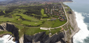 Experimente el impresionante Vuelo sobre Bilbao y la costa de Bizkaia, donde paisajes verdes se encuentran con campos de golf en los acantilados y casas pintorescas, todo ello con vistas panorámicas al océano cerca de Bilbao. - ForTwo - Planes para parejas
