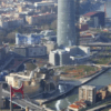 Vuelo sobre Bilbao y la costa de Bizkaia ofrece una impresionante vista aérea de la ciudad, que revela el icónico Museo Guggenheim, su imponente horizonte, el sinuoso río y los intrincados puentes que definen su paisaje urbano. Experimente Bilbao en toda su belleza arquitectónica y natural. - ForTwo - Planes para parejas