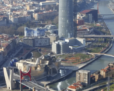 Vuelo sobre Bilbao y la costa de Bizkaia ofrece una impresionante vista aérea de la ciudad, que revela el icónico Museo Guggenheim, su imponente horizonte, el sinuoso río y los intrincados puentes que definen su paisaje urbano. Experimente Bilbao en toda su belleza arquitectónica y natural. - ForTwo - Planes para parejas