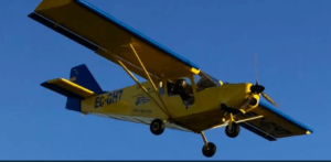 La pequeña avioneta de "Vuelo sobre el Pantano de Orellana" se eleva elegantemente en vuelo bajo el cielo azul claro de Orellana. - ForTwo - Planes para parejas