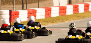 En el karting de Empuriabrava los visitantes experimentan la emoción de correr con karts en una pista flanqueada por barreras rojas y blancas. - ForTwo - Planes para parejas
