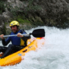 En un "kayak por el río Genil", una persona atada con casco y chaleco salvavidas navega con destreza por los rápidos de aguas bravas. - ForTwo - Planes para parejas