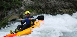 En un "kayak por el río Genil", una persona atada con casco y chaleco salvavidas navega con destreza por los rápidos de aguas bravas. - ForTwo - Planes para parejas