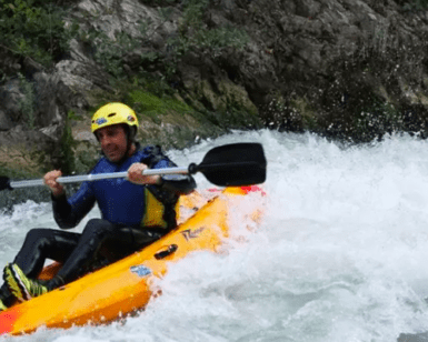 En un "kayak por el río Genil", una persona atada con casco y chaleco salvavidas navega con destreza por los rápidos de aguas bravas. - ForTwo - Planes para parejas