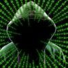En medio de una cascada de código binario verde sobre fondo negro, la figura encapuchada evoca la intriga del hacking, capturando perfectamente el atractivo siniestro de "🔐 Escape Room Virus y Hackers en Zaragoza. - ForTwo - Planes para parejas