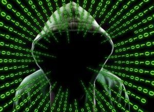 En medio de una cascada de código binario verde sobre fondo negro, la figura encapuchada evoca la intriga del hacking, capturando perfectamente el atractivo siniestro de "🔐 Escape Room Virus y Hackers en Zaragoza. - ForTwo - Planes para parejas