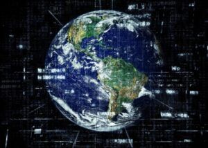 El planeta envuelto en datos digitales y números sobre un fondo oscuro simboliza la conectividad global, reflejando la incansable persecución de los hackers en 🔐 Escape Room Virus y Hackers en Zaragoza. - ForTwo - Planes para parejas