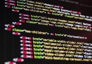 Primer plano del código HTML con etiquetas y enlaces resaltados sobre un fondo oscuro, evocando la intrincada planificación de 🔐 Escape Room Virus y Hackers en Zaragoza. - ForTwo - Planes para parejas