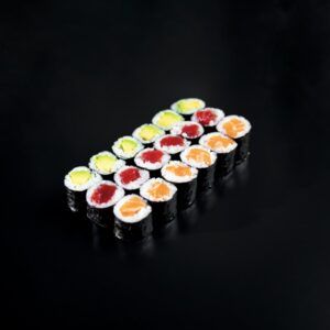 La "Cena Japonesa en Más que Sushi" ofrece una variedad de rollos de sushi con rellenos coloridos, cuidadosamente dispuestos sobre una superficie negra. Cada vibrante pieza es una obra maestra llena de sabor. - ForTwo - Planes para parejas