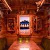Experimenta el Escape Room Gastronómico en Madrid, con una acogedora sala de madera con decoración rústica y una ventana enmarcada con vistas a una estación de tren iluminada al atardecer, capturando el vibrante ambiente madrileño. Perfecto para quienes buscan una escapada única con un toque gastronómico. - ForTwo - Planes para parejas