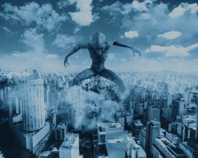 Una figura humanoide gigante se cierne sobre el horizonte de Zaragoza entre rascacielos y nubes flotantes, como si fuera parte del desafío Escape Room Invasión Alienígena en Zaragoza. - ForTwo - Planes para parejas