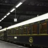 El tren Orient Express descansa sobre una plataforma poco iluminada con sus elegantes vagones antiguos susurrando historias de misterio como "Escapismo y Cluedo en Zaragoza" bajo un techo industrial. - ForTwo - Planes para parejas