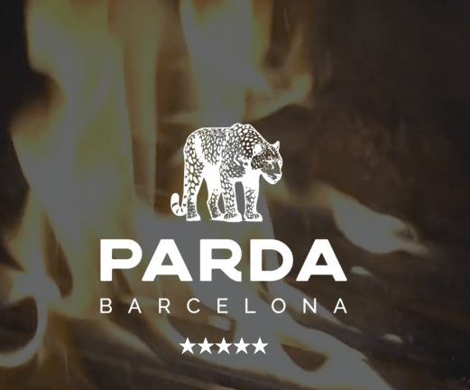 Un logotipo de leopardo con el texto "PARDA BARCELONA" y cinco estrellas sobre un fondo ardiente encapsula la energía vibrante de Parda BCN Una Cita con Encanto en Barcelona. - ForTwo - Planes para parejas