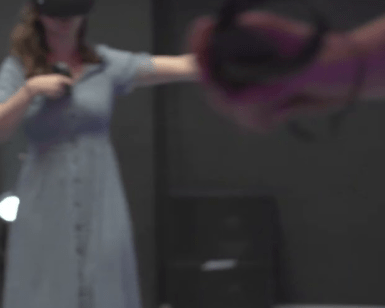 Inmerso en la Realidad Virtual en Sapakara BCN, un individuo vestido explora el reino digital con un casco y un controlador de VR, contra un fondo borroso de ensueño. - ForTwo - Planes para parejas