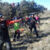Participando en "Tiro con Arco 3D en Lusía: Una Aventura en Plena Naturaleza", una persona apunta expertamente su arco compuesto en un campo de hierba mientras los espectadores disfrutan del cielo claro y expansivo. - ForTwo - Planes para parejas