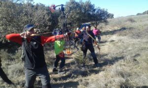 Participando en "Tiro con Arco 3D en Lusía: Una Aventura en Plena Naturaleza", una persona apunta expertamente su arco compuesto en un campo de hierba mientras los espectadores disfrutan del cielo claro y expansivo. - ForTwo - Planes para parejas