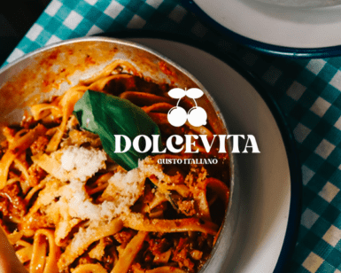 Un plato de pasta con salsa y queso se encuentra sobre una mesa, representando la esencia de una "Cena romántica con auténtica cocina italiana", con el logo de Dolcevita Gusto Italiano superpuesto a la imagen. - ForTwo - Planes para parejas