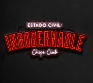 El letrero de neón dice "Estado Civil: INCOBERNABLE Chipé Club" sobre un fondo oscuro, encarnando el espíritu aventurero de "ChipeClub Madrid: Un planazo urbano para parejas". - ForTwo - Planes para parejas