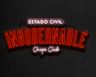El letrero de neón dice "Estado Civil: INCOBERNABLE Chipé Club" sobre un fondo oscuro, encarnando el espíritu aventurero de "ChipeClub Madrid: Un planazo urbano para parejas". - ForTwo - Planes para parejas