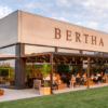 Disfrute de una delicia culinaria en el moderno restaurante Bertha, con su Terraza entre viñedos del Penedès, con mesas al aire libre y amplios ventanales. Cene bajo la luz de las guirnaldas de luces en días soleados en un ambiente que evoca los viñedos del Penedès para una experiencia inolvidable. - ForTwo - Planes para parejas