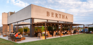 Disfrute de una delicia culinaria en el moderno restaurante Bertha, con su Terraza entre viñedos del Penedès, con mesas al aire libre y amplios ventanales. Cene bajo la luz de las guirnaldas de luces en días soleados en un ambiente que evoca los viñedos del Penedès para una experiencia inolvidable. - ForTwo - Planes para parejas