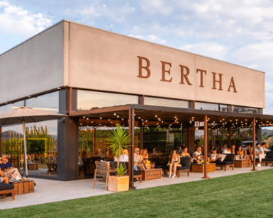 Disfrute de una delicia culinaria en el moderno restaurante Bertha, con su Terraza entre viñedos del Penedès, con mesas al aire libre y amplios ventanales. Cene bajo la luz de las guirnaldas de luces en días soleados en un ambiente que evoca los viñedos del Penedès para una experiencia inolvidable. - ForTwo - Planes para parejas