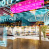 Laowanghotpot ofrece un interior moderno y luminoso con luces de neón, una exhibición de bebidas y una larga barra con sillas. Disfrute de una auténtica experiencia china en este colorido restaurante de hot pot. - ForTwo - Planes para parejas